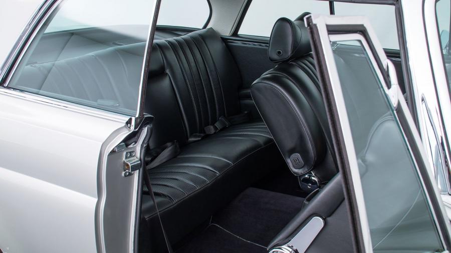 Интерьер Mercedes-Benz 280 SE 3.5 Coupe (W111) 1970 года  (фото 13 из 20)
